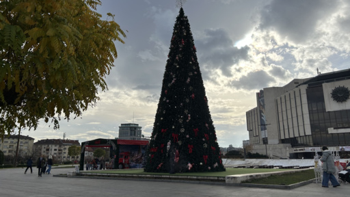 Atmosfera e Krishtlindjeve po vjen edhe në Sofje (foto)