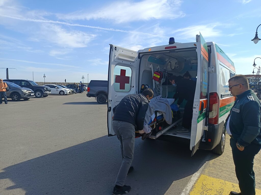 Във Варна пристигна катерът с двама от най-тежко пострадалите моряци