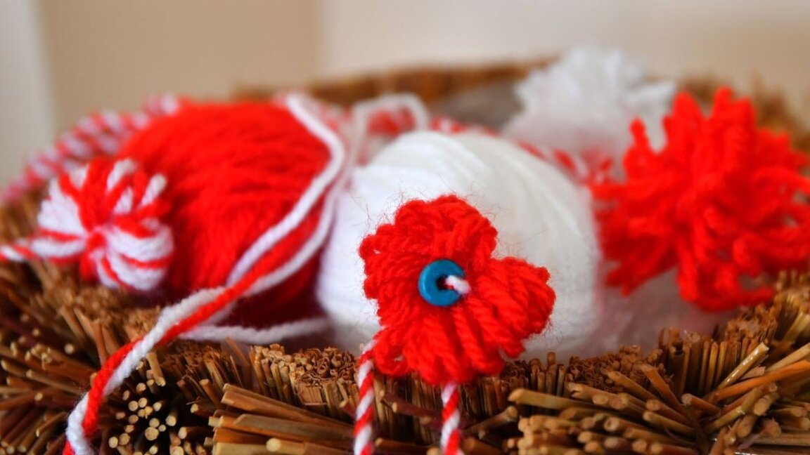 Kinder häckeln Martenizi im Museum "Achinora" in Kasanlak