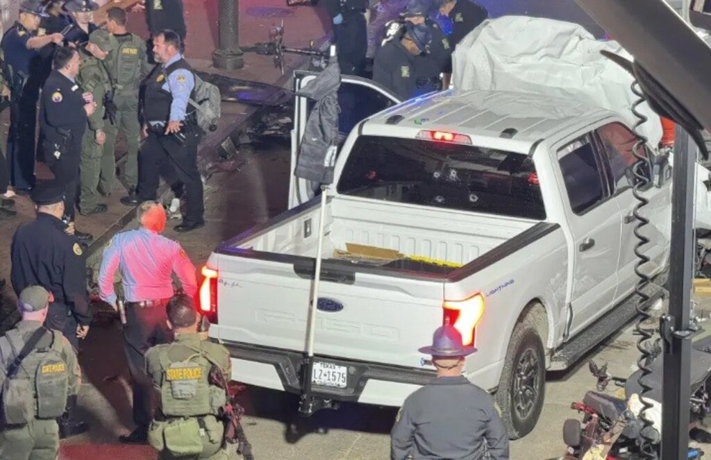 Множество жертви, след като автомобил се вряза в тълпа хора в Ню Орлиънс (обновена)