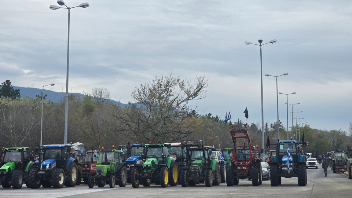 Гръцките фермери са разположили трактори в района на "Кулата"
