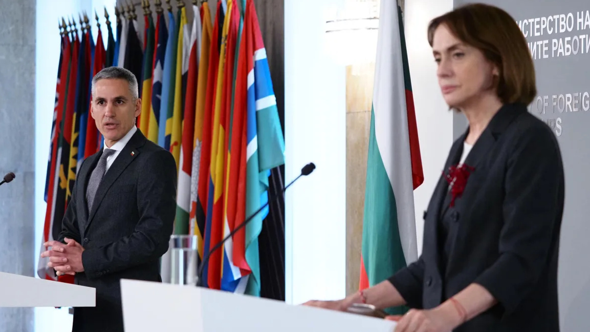 El primer ministro interino felicita a los diplomáticos búlgaros 