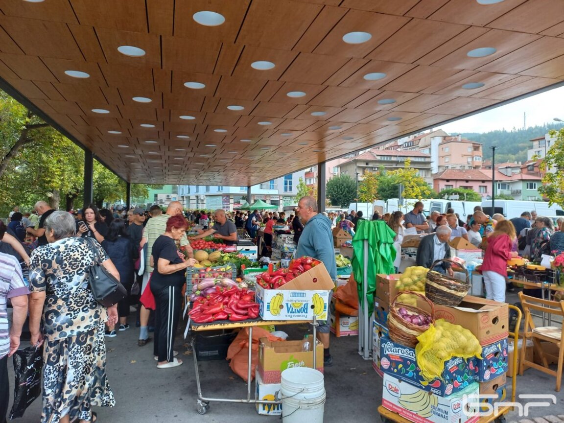 На пазара в Благоевград: И купувачи, и продавачи страдат за българските сортове