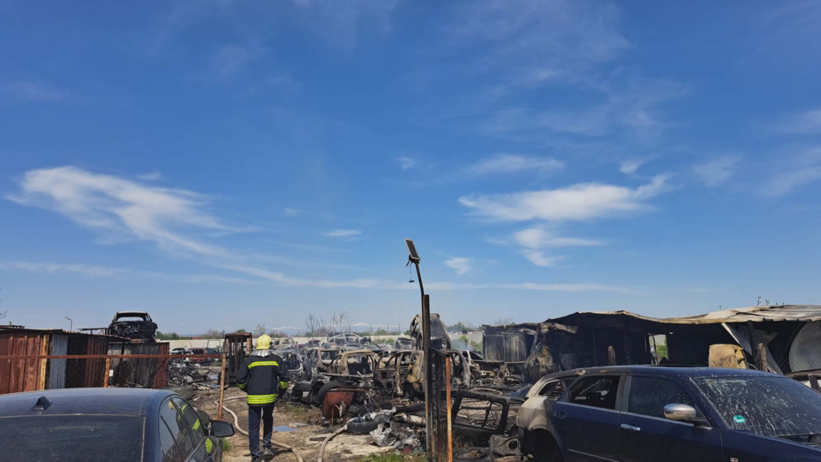 Десетки "трошки" изгоряха в пожара в автоморга на Кукленско шосе
