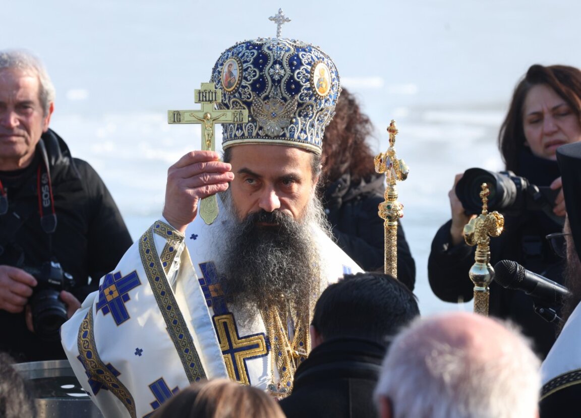 Негово Светейшество патриарх Даниил преди ритуала по спасяване на Светия кръст навръх Богоявление на езерото в ж.к. "Дружба" - 6 януари 2025 г.