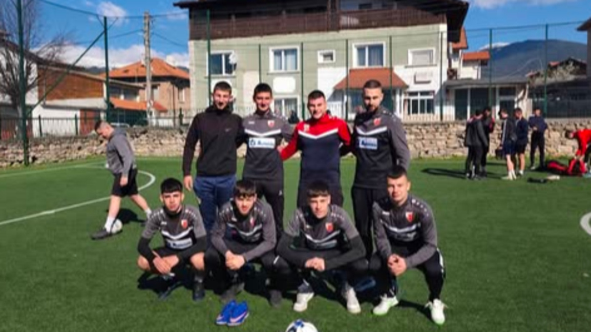 Започна традиционният Великденски футбол...