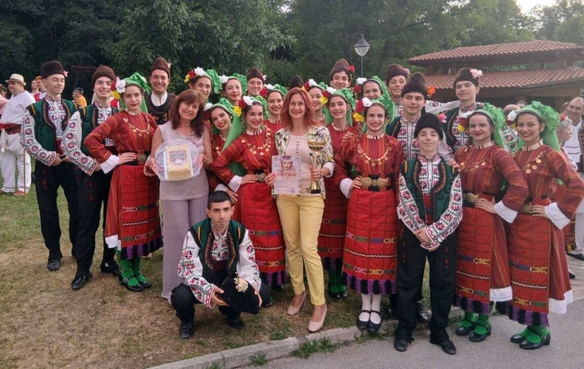 Ансамбъл "Орфей" при Дом на културата с първо място на фолкфест "Рила ни гледа"