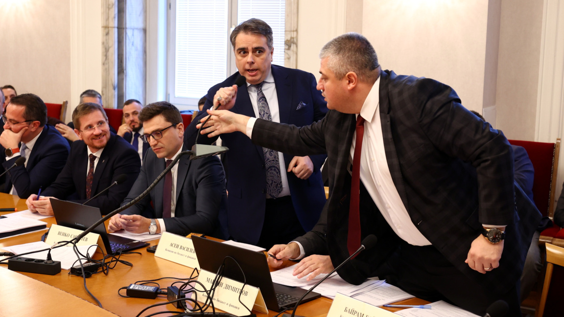 Варненска група изпя репликата на Асен Василев "Кой разпореди това безобразие"