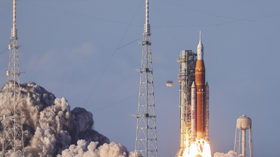 Ракетата Space Launch System (SLS), носеща капсулата Orion за мисията Artemis II, излита от стартова площадка 39B в Космическия център Кенеди, Флорида, САЩ, 1 април 2026 г.