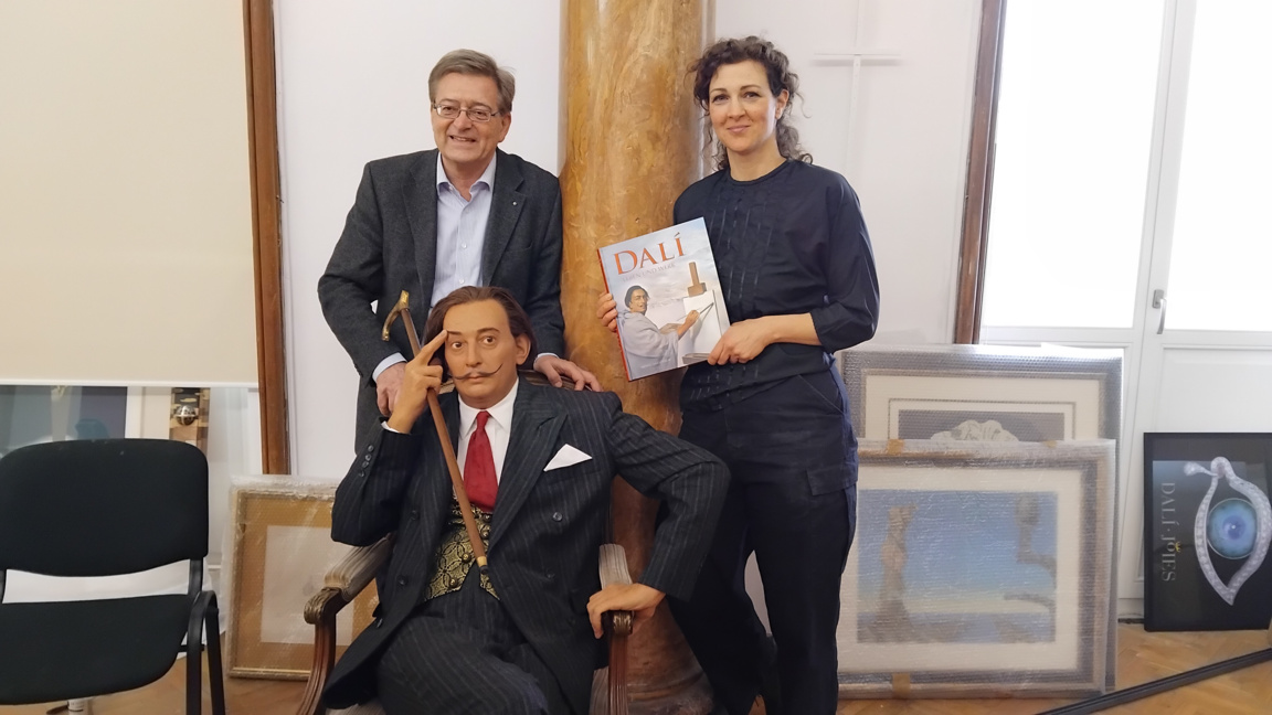 Д-р Михаел Имхоф и Галина Декова- директор на Художествена галерия Перник до фигурата на Дали