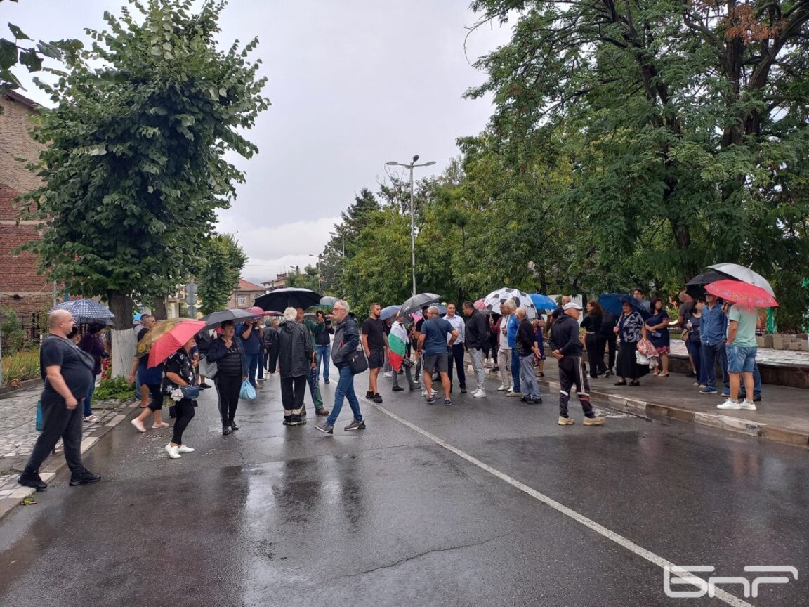 Протест затвори пътя за Рилския манастир