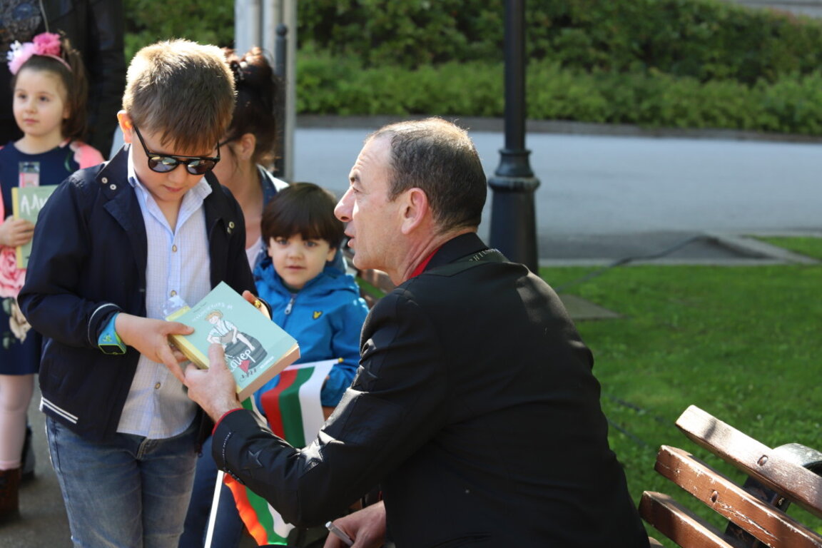 Актьорът Димитър Маринов също беше пред националната библиотека.