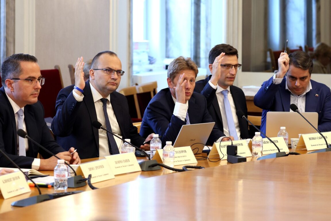 Мнозинството в Бюджетната комисия подкрепи внесения от МС законопроект за въвеждане на еврото