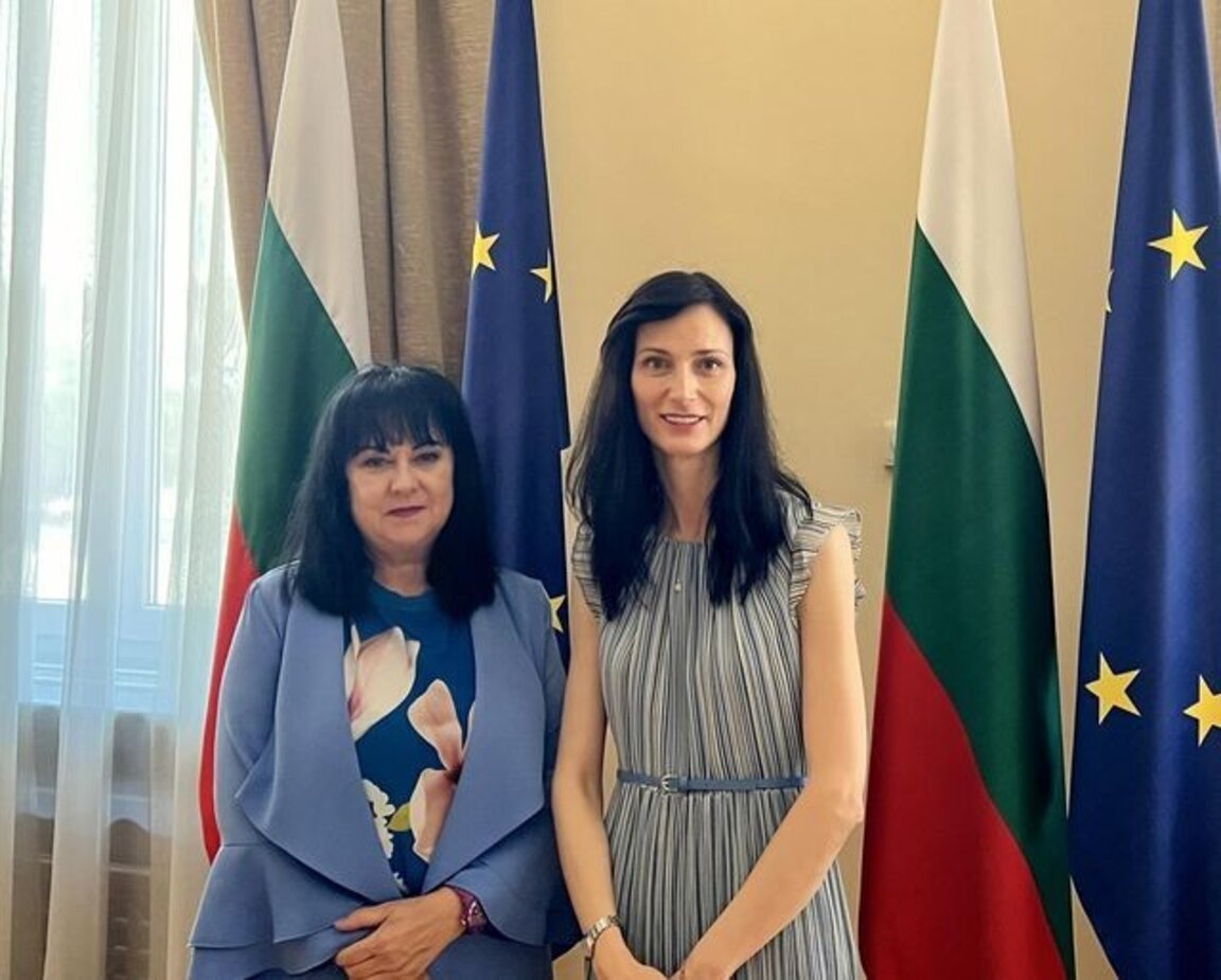Ambasadorul bulgar Maia Dobreva și ministrul bulgar de externe Mariya Gabriel