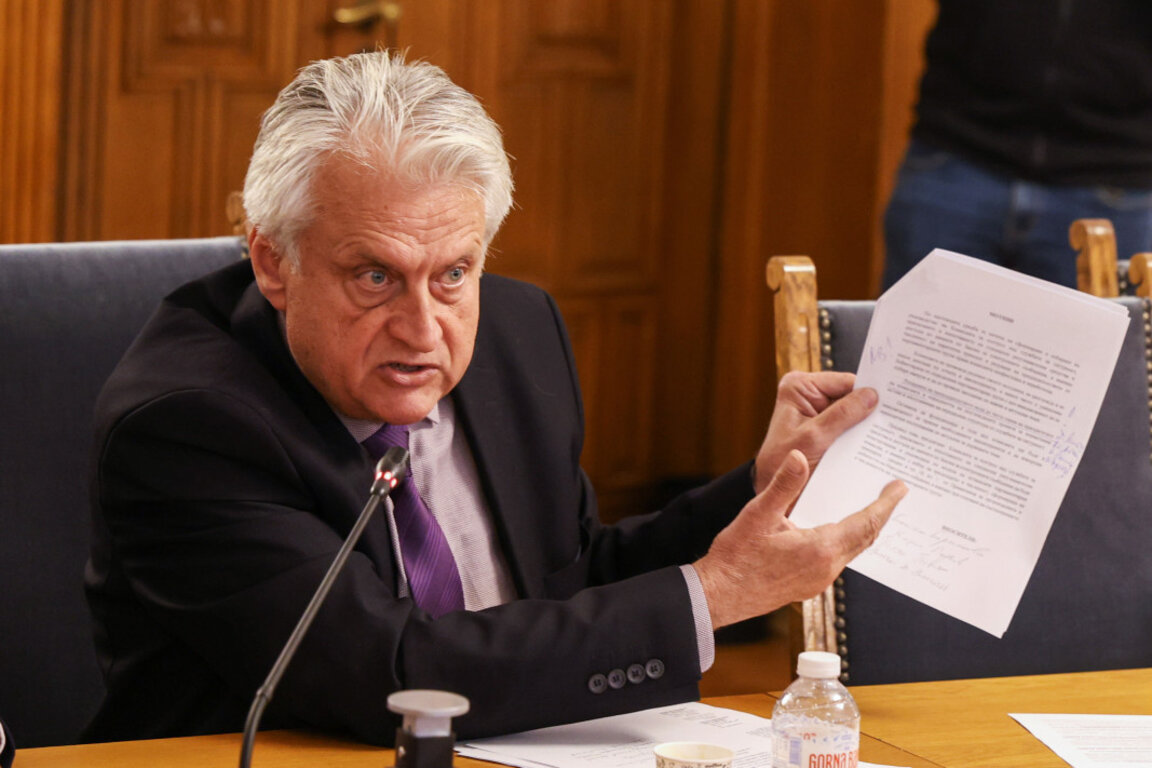 Депутатът от ПП-ДБ Бойко Рашков на извънредното заседание на Комисията по правни въпроси на НС - 24 януари 2024 г.