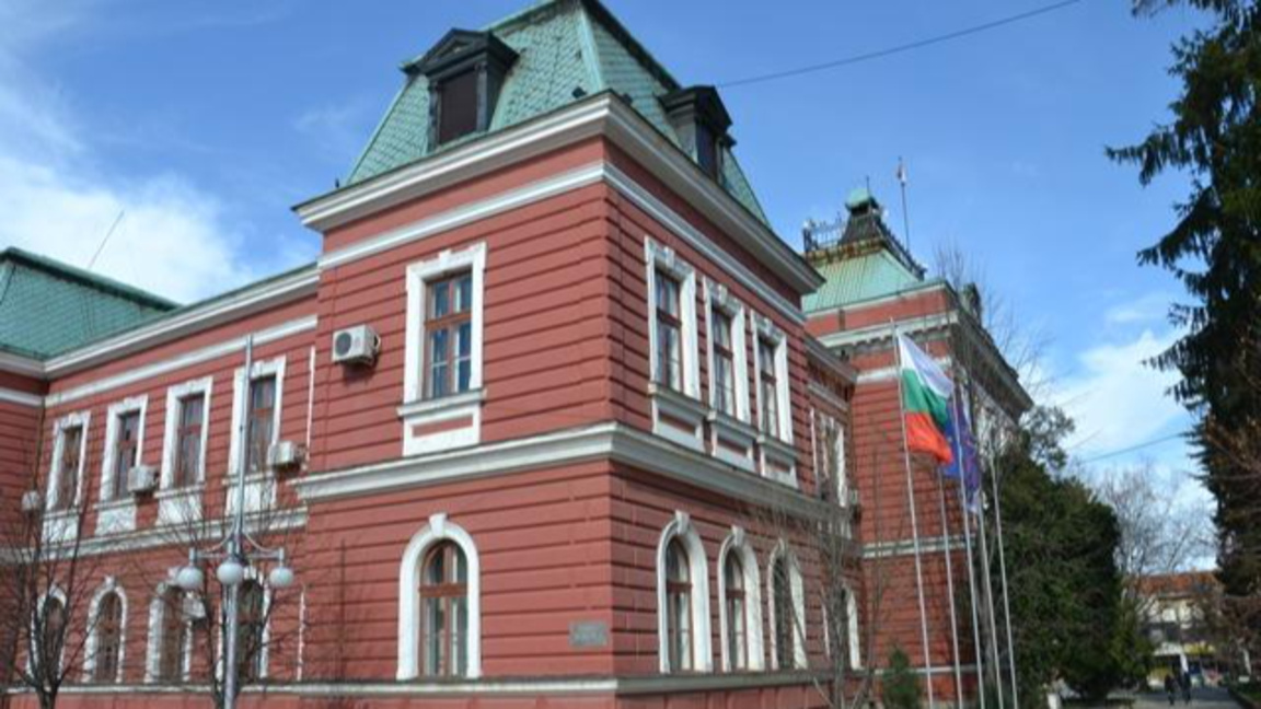 Униформи и служебен превоз за чистачите в центъра на Кюстендил