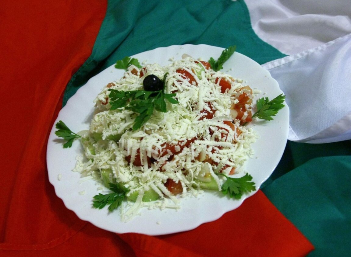 Salata Shopska, inclusă de CNN în topul celor mai bune salate din lume