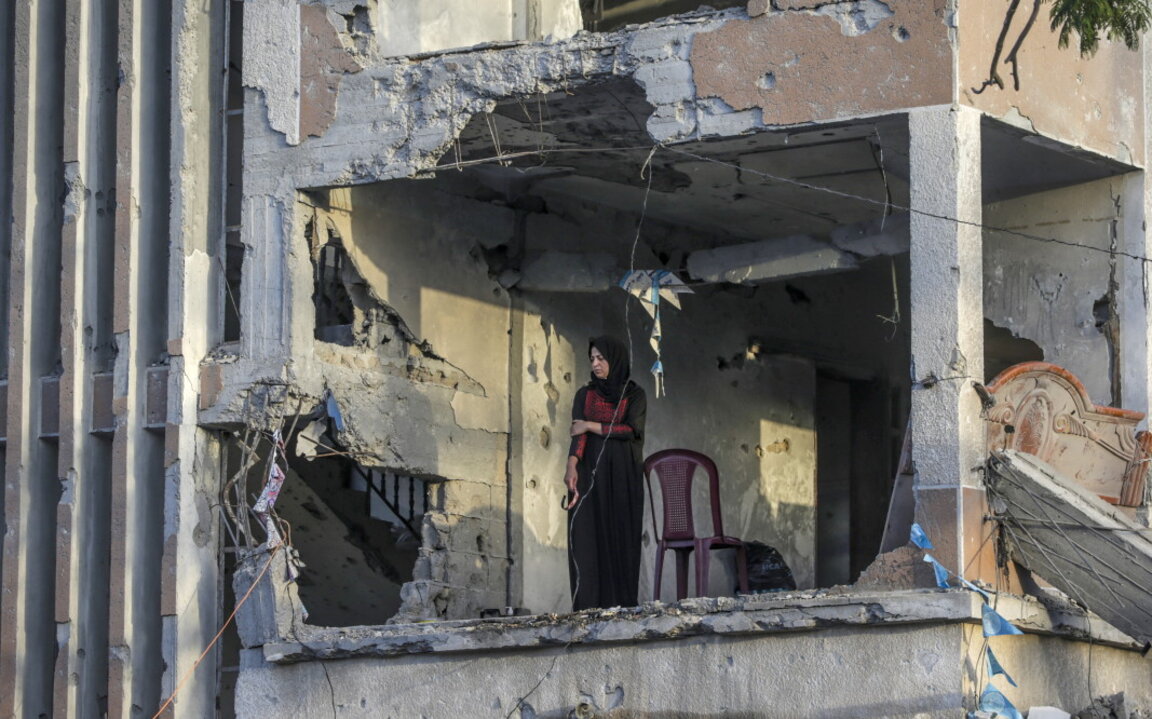 Палестинка в разрушената си къща в град Хан Юнис, южната част на Ивицата Газа, 16 юни 2024 г.
