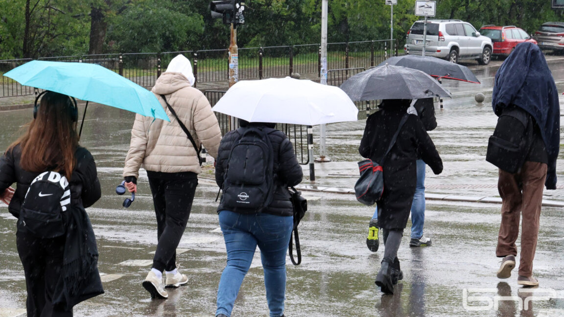 Застудява, дъжд в Западна България, в планините - сняг