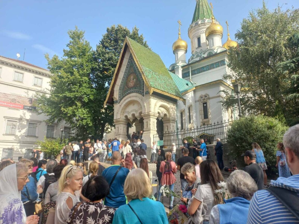 Недоволни от затварянето на църквата граждани блокираха движението по бул. "Цар Освободител", 24 септември 2023 г.