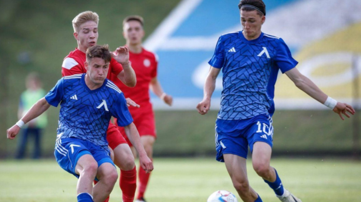 Кристиян Йовов (вдясно) беше даден под наем.