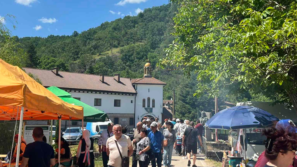 Стотици участници се включиха в народния събор край манастира "Света Троица"
