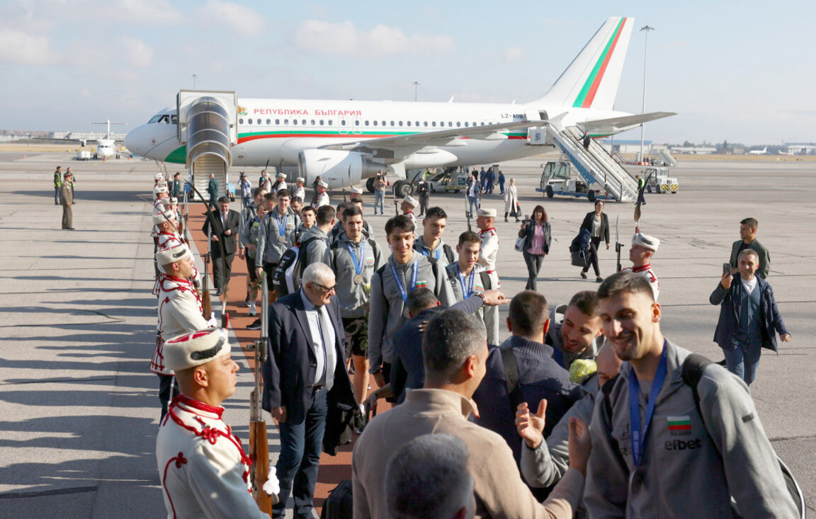 Посрещнаха волейболистите ни с червен килим и венци