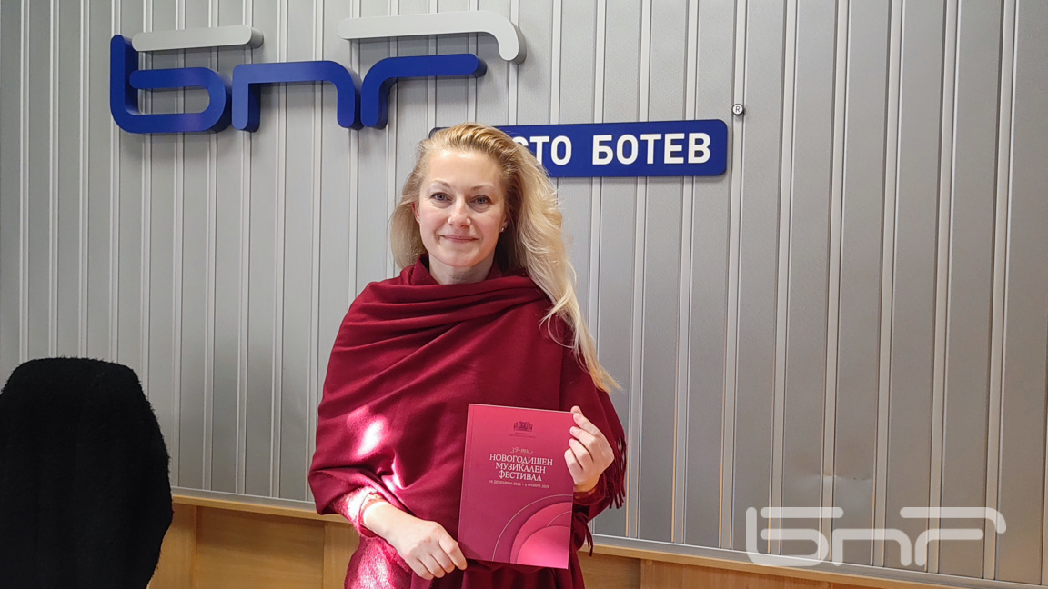 Любка Георгиева, директор на Пресслужбата на НДК с програмата на фестивала