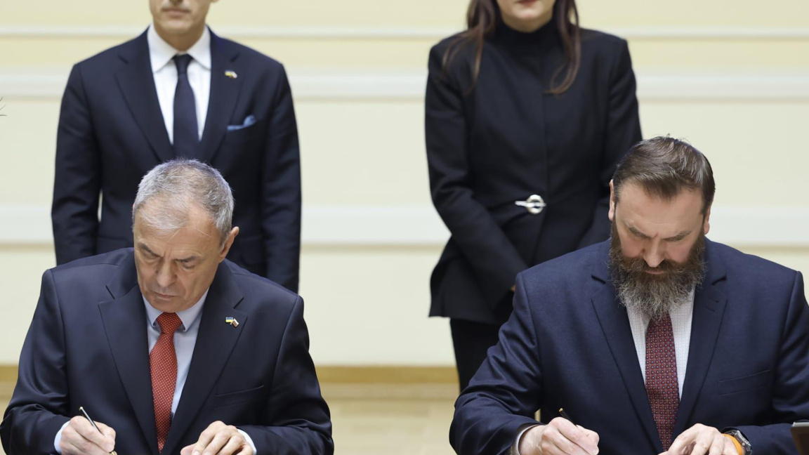 Министрите на образованието на България Сергей Игнатов (вляво) и на Украйна Оксен Лисови подписаха протокол за Болградската гимназия