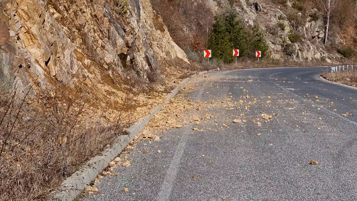 Силните дъждове предизвикаха свлачища в Смолянско 