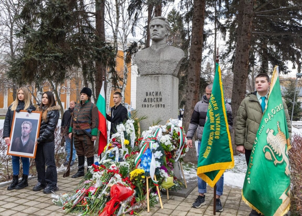 Перничани почетоха делото на Апостола