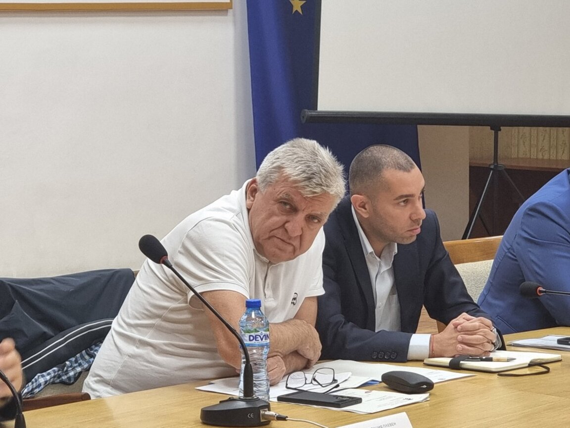 Министър Манол Генов и областният управител на Плевен Мартин Мачев