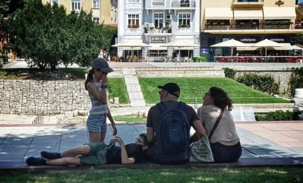 Слънчево и горещо днес, в неделя още повече