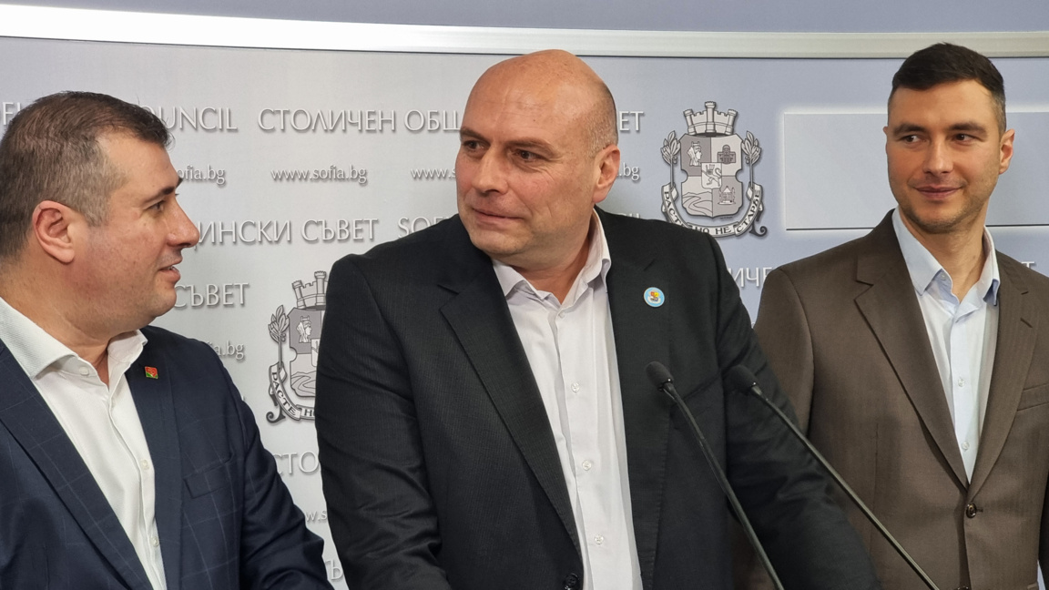 Общинските съветници от групата на "БСП за България" Станислав Младенов Иван Кирилов и Еньо Савов дават брифинг в Столичния общински съвет за проблемите на градския транспорт на София.