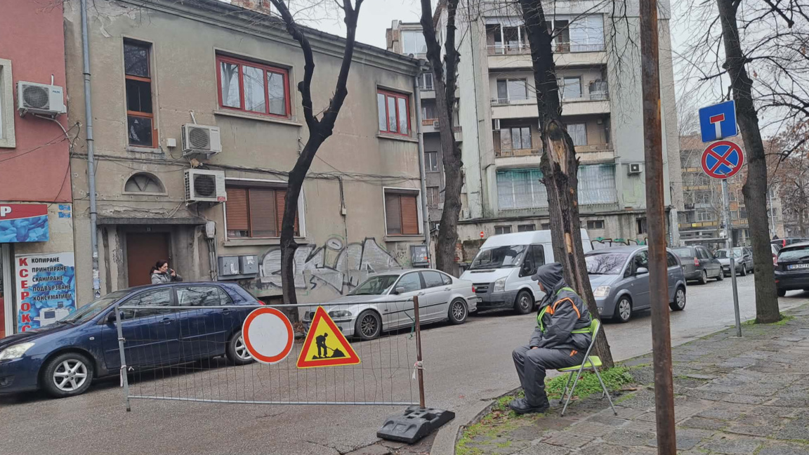Започна ремонтът на улиците и площадите пред ПУ и ТУ