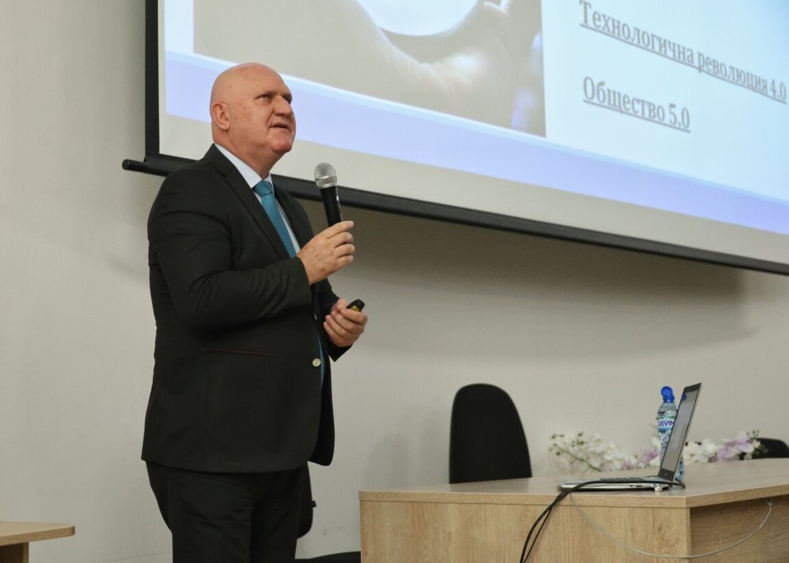 Проф. д-р Галин Цоков по време на лекцията му пред студенти в Бургас.