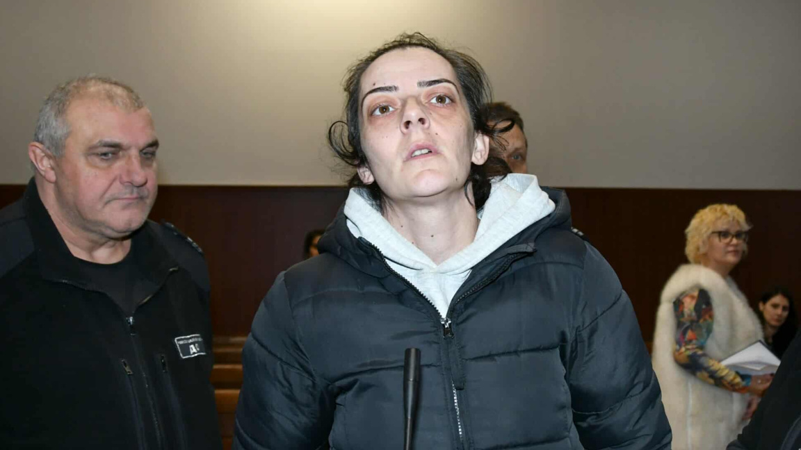 Съдът в Хасково остави задържаната за трафик на кокаин полицайка
