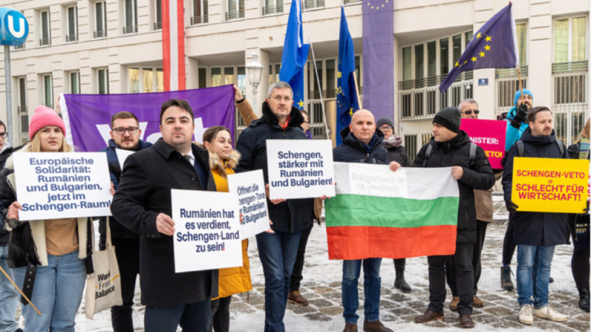 Акция протеста болгарских и румынских евродепутатов 04.12.2023 перед зданием МВД в Вене из-за вето Австрии против вступления Болгарии и Румынии в Шенгенскую зону