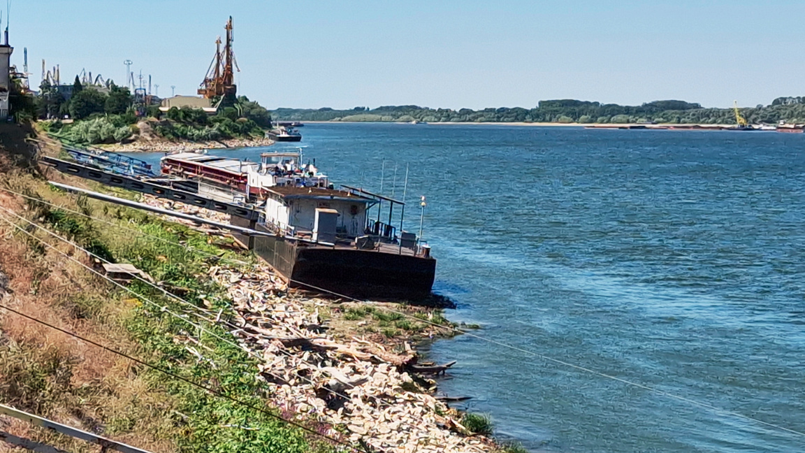 La baisse des eaux du Danube continue, la navigabilité reste problématique