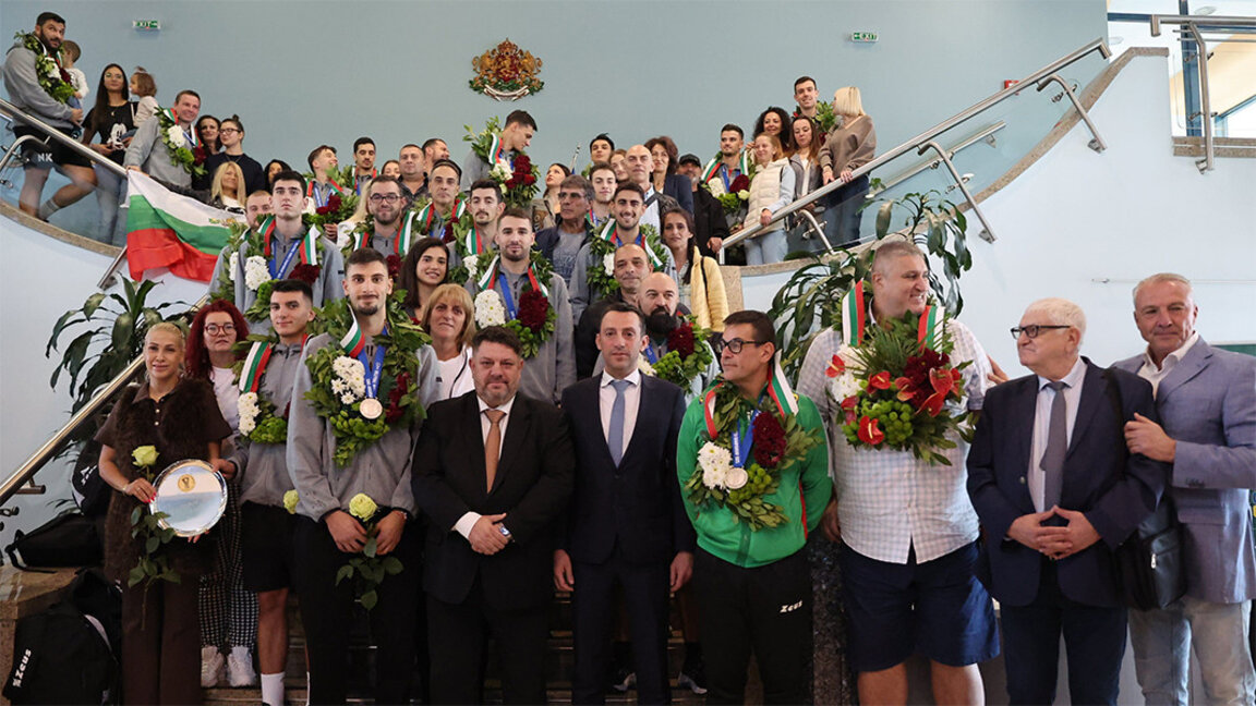 Milli Erkek Voleybol Takımı havaalanında kırmızı halı ile karşılandı