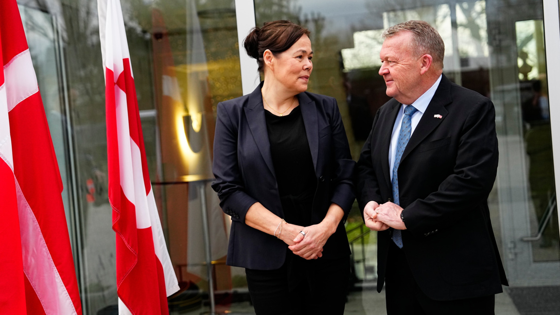 Министърът на външните работи на Дания Ларс Льоке Расмусен (вдясно) и министърът на външните работи на Гренландия Вивиан Моцфелдт (вляво) се подготвят в датското посолство за срещата с американския вицепрезидент Джей Д. Ванс и министъра на външните работи Марко Рубио във Вашингтон, 14 януари 2026 г.