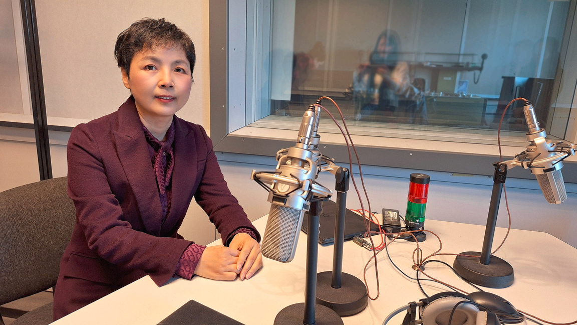 S.E. Dai Qingli dans le studio de Radio Bulgarie