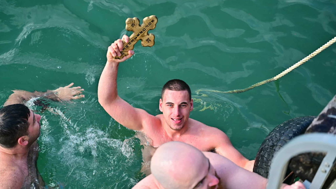 Бургазлия извади богоявленския кръст в кв. "Аспарухово" във Варна