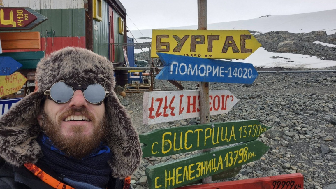 Д-р Карен Мануелян развя бургаското знаме на Антарктида