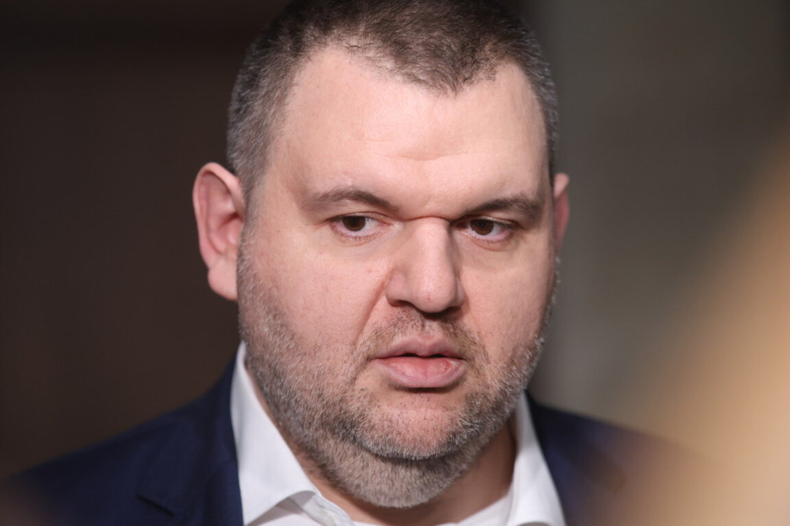 Уволнят ли Калин Стоянов, Пеевски го кани за водач на листа в "своя партия"