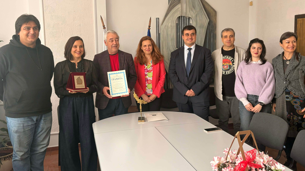 Областният управител на Стара Загора отличи Кукления театър с почетен плакет