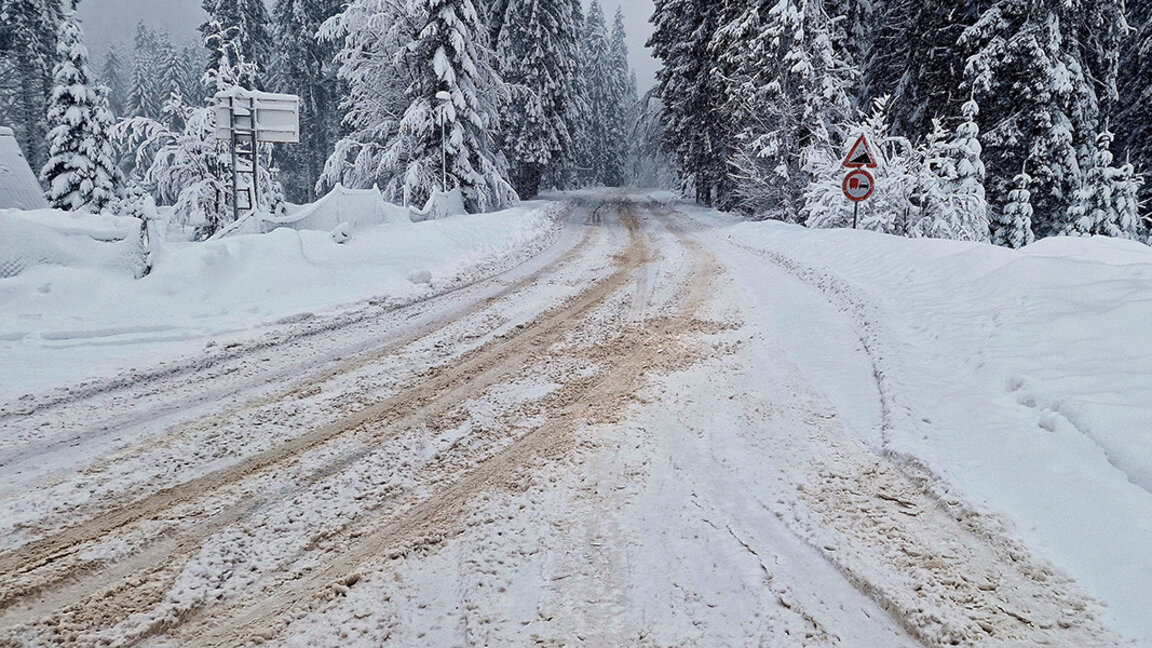 Yağan kara rağmen ülke genelinde yolların çoğu trafiğe açık