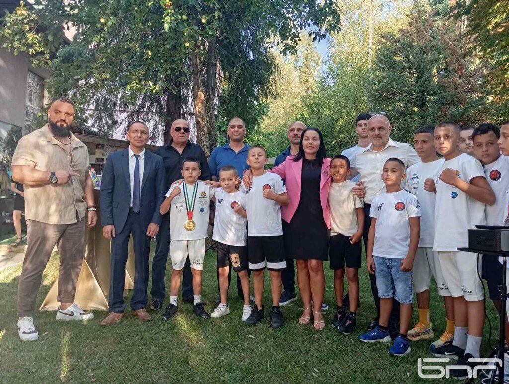 Шампионите по ММА от Абу Даби бяха посрещнати в Берковица