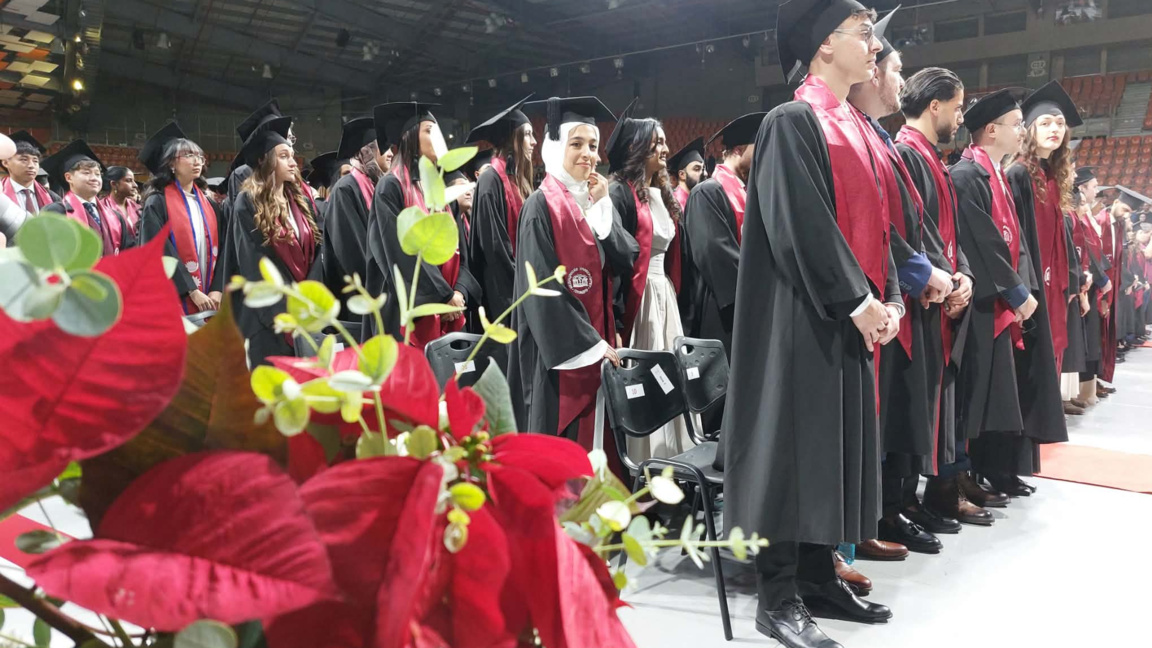 393 абсолвенти на МУ-Пловдив положиха кл...