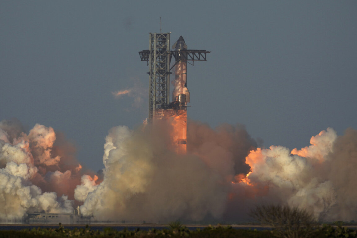 Мега ракетата Starship на SpaceX излита за тестов полет от Starbase в Бока Чика, Тексас, 6 март 2025 г.